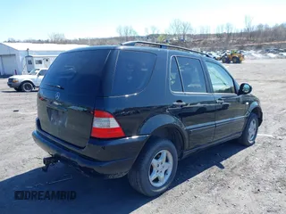 2000 Mercedes-Benz M-Class with VIN 4JGAB54E5YA165724, listed as a IAAI auction lot 42001654 with 138,997 mi miles. Bid and sale history available at carsss.com. Image 4.