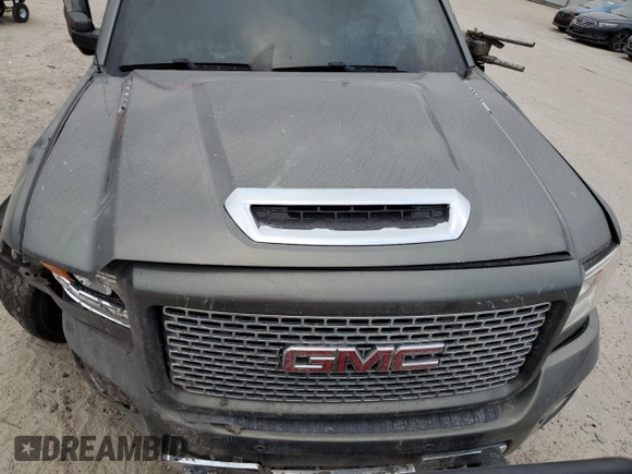 2017 GMC Sierra 2500HD Denali with VIN 1GT12UEY0HF119759, listed as a Copart auction lot 81334144 with 221,544 mi miles and Salvage Title. Bid and sale history available at carsss.com. Image 12.