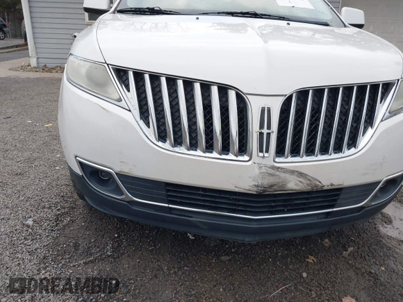 2011 Lincoln MKX with VIN 2LMDJ8JK0BBJ08813, listed as a IAAI auction lot 40978551 with 184,382 mi miles. Bid and sale history available at carsss.com. Image 19.