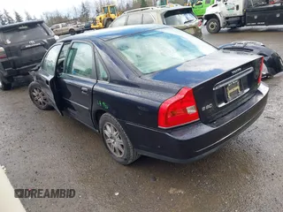 2005 Volvo S80 z VIN YV1TS592551413021, wystawiony jako IAAI lot #41700639 z przebiegiem 59 940 mil mil oraz . Historia ofert i sprzedaży dostępna na DreamBid. Obrazek 3.