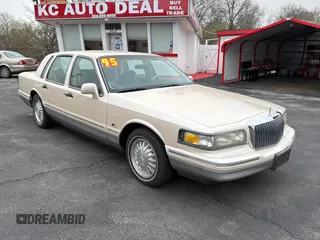 1995 Lincoln Town Car Signature z VIN 1LNLM82W4SY705014, wystawiony jako Copart lot #49991525 z przebiegiem 59 915 mil mil oraz Czysty tytuł • Clean title. Historia ofert i sprzedaży dostępna na DreamBid. Obrazek 1.