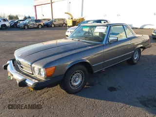 1981 Mercedes-Benz 380 SL z VIN WDBBA45A9BB002673, wystawiony jako IAAI lot #41403982 z przebiegiem 105 008 mil mil oraz . Historia ofert i sprzedaży dostępna na DreamBid. Obrazek 2.