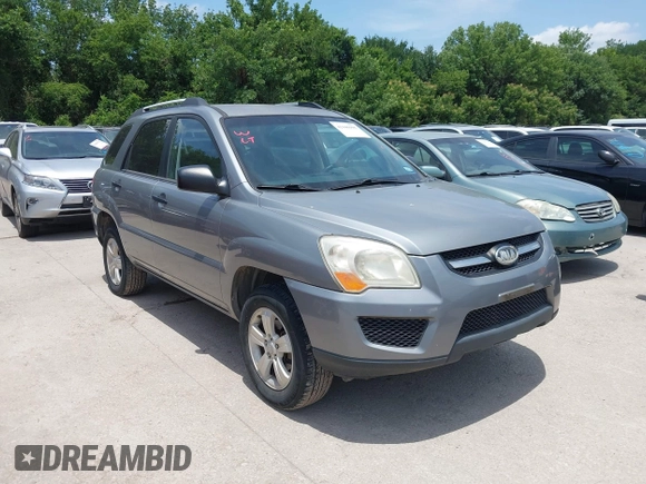 2010 Kia Sportage LX z VIN KNDKG3A40A7710743, wystawiony jako IAAI lot #42446995 z przebiegiem 282 954 mil mil oraz . Historia ofert i sprzedaży dostępna na DreamBid. Obrazek 1.