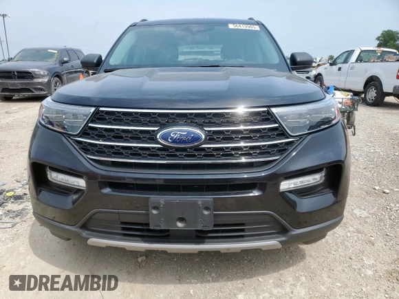 2022 Ford Explorer XLT z VIN 1FMSK7DH3NGA35931, wystawiony jako Copart lot #56413905 z przebiegiem 55 647 mil mil oraz Czysty tytuł • Clean title. Historia ofert i sprzedaży dostępna na DreamBid. Obrazek 5.