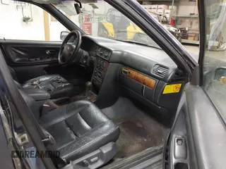 1998 Volvo V70 XC with VIN YV1LZ5647W2504059, listed as a IAAI auction lot 41704655 with 318,742 mi miles. Bid and sale history available at carsss.com. Image 5.