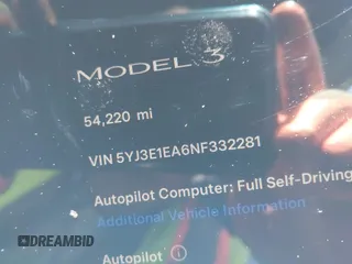 2022 Tesla Model 3 z VIN 5YJ3E1EA6NF332281, wystawiony jako IAAI lot #42198946 z przebiegiem 54 220 mil mil oraz . Historia ofert i sprzedaży dostępna na DreamBid. Obrazek 7.