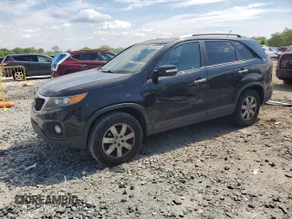 2013 Kia Sorento LX z VIN 5XYKT4A64DG352153, wystawiony jako Copart lot #55330825 z przebiegiem 289 967 mil mil oraz Szkody całkowita. Historia ofert i sprzedaży dostępna na DreamBid. Obrazek 1.