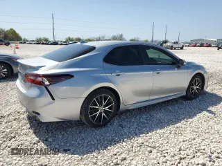 2022 Toyota Camry SE z VIN 4T1G11AK7NU695218, wystawiony jako Copart lot #50276535 z przebiegiem 64 539 mil mil oraz Czysty tytuł • Clean title. Historia ofert i sprzedaży dostępna na DreamBid. Obrazek 3.