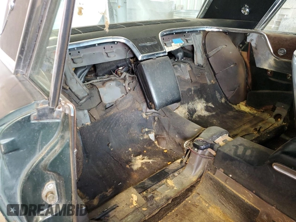 1965 Ford Thunderbird с VIN 5Y87Z145008, выставлен на аукционе Copart как лот 51123095 с пробегом 898 350 миль миль и Списание • Salvage title. История ставок и продаж доступна на DreamBid. Изображение 10.