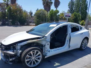 2020 Tesla Model 3 Long Range z VIN 5YJ3E1EB7LF628030, wystawiony jako IAAI lot #42357277 z przebiegiem 82 379 mil mil oraz . Historia ofert i sprzedaży dostępna na DreamBid. Obrazek 6.