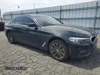 2018 BMW 5 Series 540i z VIN WBAJE5C54JG917667, wystawiony jako Copart lot #56655625 z przebiegiem 99 236 mil mil oraz Czysty tytuł • Clean title. Historia ofert i sprzedaży dostępna na DreamBid. Obrazek 4.