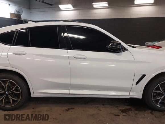 2024 BMW X4 xDrive30i z VIN 5UX33DT06R9U63095, wystawiony jako IAAI lot #40352257 z przebiegiem 19 349 mil mil oraz . Historia ofert i sprzedaży dostępna na DreamBid. Obrazek 12.
