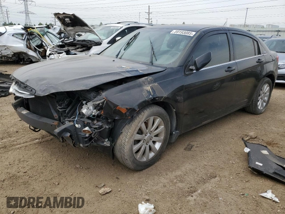 2013 Chrysler 200 Touring z VIN 1C3CCBBG7DN608198, wystawiony jako Copart lot #59193085 z przebiegiem 152 026 mil mil oraz Szkoda całkowita • Salvage title. Historia ofert i sprzedaży dostępna na DreamBid. Obrazek 1.