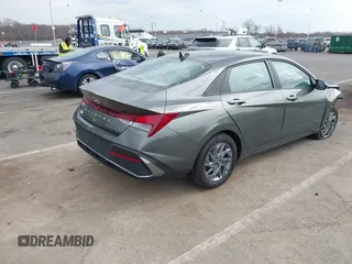 2024 Hyundai Elantra SEL z VIN KMHLM4DG9RU784034, wystawiony jako IAAI lot #41768840 z przebiegiem 8 606 mil mil oraz . Historia ofert i sprzedaży dostępna na DreamBid. Obrazek 4.