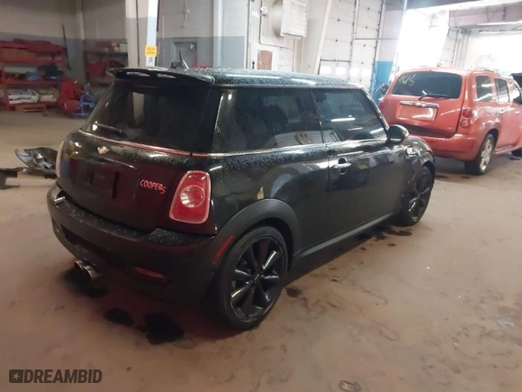 2013 MINI Cooper Hardtop S with VIN WMWSV3C57DT390101, listed as a IAAI auction lot 41473831 with 92,320 mi miles. Bid and sale history available at carsss.com. Image 4.