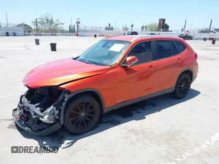 2013 BMW X1 28i z VIN WBAVM1C51DVW42255, wystawiony jako IAAI lot #42525744 z przebiegiem 108 644 mil mil oraz . Historia ofert i sprzedaży dostępna na DreamBid. Obrazek 2.