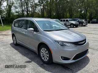 2017 Chrysler Pacifica Touring L z VIN 2C4RC1BG9HR642071, wystawiony jako Copart lot #60265095 z przebiegiem 182 601 mil mil oraz Czysty tytuł • Clean title. Historia ofert i sprzedaży dostępna na DreamBid. Obrazek 1.
