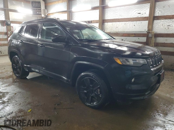 2022 Jeep Compass Latitude z VIN 3C4NJDBB8NT115285, wystawiony jako Copart lot #44131635 z przebiegiem 16 683 mil mil oraz Szkoda całkowita • Salvage title. Historia ofert i sprzedaży dostępna na DreamBid. Obrazek 4.