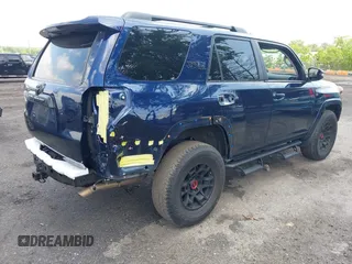 2022 Toyota 4Runner TRD Off Road Premium z VIN JTERU5JR7N6037617, wystawiony jako IAAI lot #42371339 z przebiegiem 35 601 mil mil oraz . Historia ofert i sprzedaży dostępna na DreamBid. Obrazek 4.