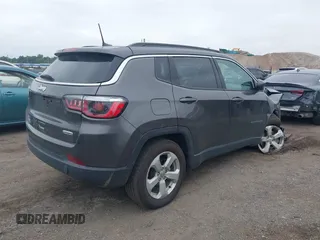 2020 Jeep Compass Latitude z VIN 3C4NJDBB4LT205322, wystawiony jako IAAI lot #42589298 z przebiegiem 50 665 mil mil oraz . Historia ofert i sprzedaży dostępna na DreamBid. Obrazek 4.