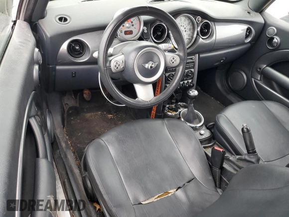 2005 MINI Hardtop z VIN WMWRC33525TK61317, wystawiony jako Copart lot #43325015 z przebiegiem 159 089 mil mil oraz Szkoda całkowita • Salvage title. Historia ofert i sprzedaży dostępna na DreamBid. Obrazek 8.