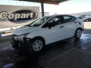 2024 Nissan Versa S z VIN 3N1CN8DV2RL903966, wystawiony jako Copart lot #59211345 z przebiegiem 21 805 mil mil oraz Czysty tytuł • Clean title. Historia ofert i sprzedaży dostępna na DreamBid. Obrazek 1.