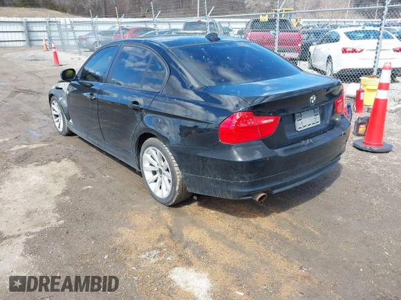 2011 BMW 3 Series 328i xDrive with VIN WBAPK5G57BNN81989, listed as a IAAI auction lot 41861121 with 176,847 mi miles. Bid and sale history available at carsss.com. Image 3.