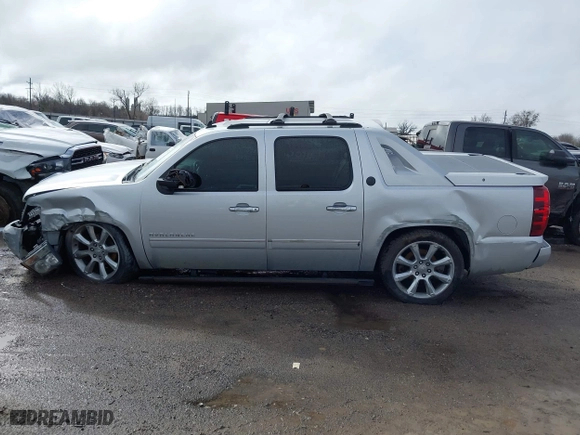 2013 Chevrolet Avalanche LTZ with VIN 3GNTKGE73DG306592, listed as a IAAI auction lot 41695072 with 243,700 mi miles. Bid and sale history available at carsss.com. Image 14.