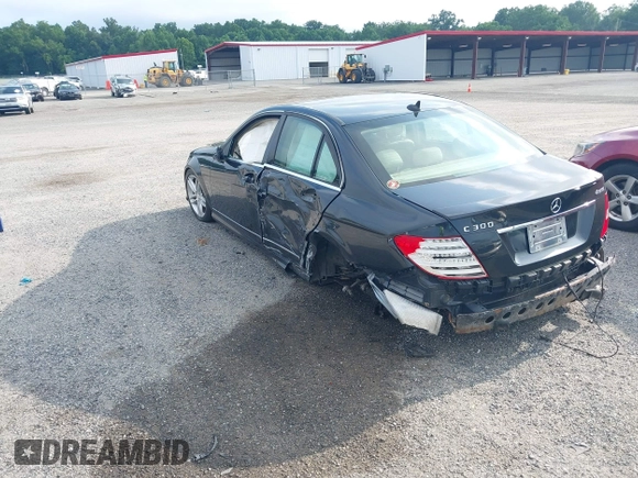 2012 Mercedes-Benz C 300 Sport z VIN WDDGF8BB1CA717117, wystawiony jako IAAI lot #42684049 z przebiegiem 184 128 mil mil oraz . Historia ofert i sprzedaży dostępna na DreamBid. Obrazek 3.