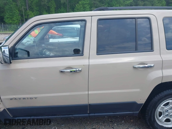 2017 Jeep Patriot Sport SE z VIN 1C4NJRBB7HD179745, wystawiony jako IAAI lot #42123308 z przebiegiem 100 255 mil mil oraz . Historia ofert i sprzedaży dostępna na DreamBid. Obrazek 14.