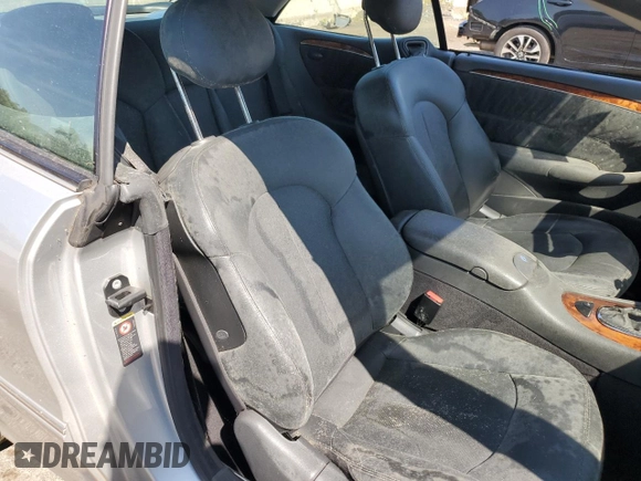 2004 Mercedes-Benz CLK 320 z VIN WDBTK65G74T030020, wystawiony jako Copart lot #69004654 z przebiegiem Nie podano mil oraz Szkody całkowita. Historia ofert i sprzedaży dostępna na DreamBid. Obrazek 10.
