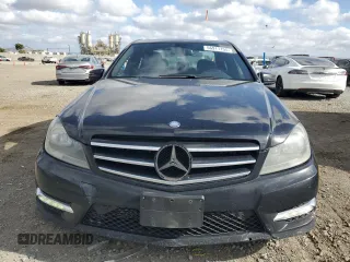 2014 Mercedes-Benz C 250 Sport z VIN WDDGF4HB1EA933844, wystawiony jako Copart lot #56911155 z przebiegiem 228 015 mil mil oraz Szkoda całkowita • Salvage title. Historia ofert i sprzedaży dostępna na DreamBid. Obrazek 5.