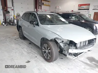 2025 Volvo XC60 Core z VIN YV4M12RJ5S1012032, wystawiony jako IAAI lot #42311977 z przebiegiem 1 927 mil mil oraz . Historia ofert i sprzedaży dostępna na DreamBid. Obrazek 1.