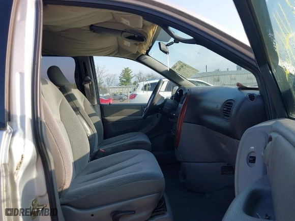 2005 Chrysler Town & Country LX with VIN 2C4GP44R45R180459, listed as a IAAI auction lot 41981462 with 143,396 mi miles. Bid and sale history available at carsss.com. Image 5.