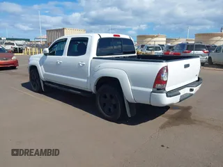 2014 Toyota Tacoma PreRunner z VIN 3TMJU4GN8EM160522, wystawiony jako IAAI lot #42207788 z przebiegiem 103 361 mil mil oraz . Historia ofert i sprzedaży dostępna na DreamBid. Obrazek 3.