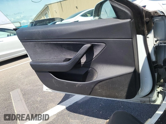 2020 Tesla Model 3 Long Range z VIN 5YJ3E1EB3LF646315, wystawiony jako IAAI lot #42398524 z przebiegiem 51 652 mil mil oraz . Historia ofert i sprzedaży dostępna na DreamBid. Obrazek 14.