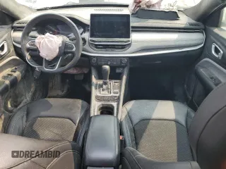 2024 Jeep Compass Latitude z VIN 3C4NJDBN0RT591675, wystawiony jako Copart lot #58857025 z przebiegiem 15 146 mil mil oraz Nie do naprawy • Non repairable. Historia ofert i sprzedaży dostępna na DreamBid. Obrazek 8.