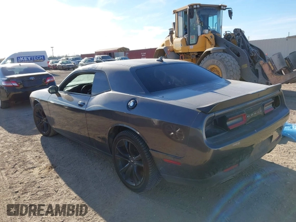 2017 Dodge Challenger SXT z VIN 2C3CDZAGXHH536595, wystawiony jako IAAI lot #41375622 z przebiegiem 103 915 mil mil oraz . Historia ofert i sprzedaży dostępna na DreamBid. Obrazek 3.
