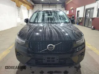 2023 Volvo XC40 Ultimate Dark Theme z VIN YV4L12UX3P2952998, wystawiony jako Copart lot #52724585 z przebiegiem 5578 mil mil oraz Tytuł czysty. Historia ofert i sprzedaży dostępna na DreamBid. Obrazek 5.