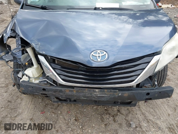 2014 Toyota Sienna XLE with VIN 5TDYK3DC9ES511035, listed as a IAAI auction lot 41884115 with 153,071 mi miles. Bid and sale history available at carsss.com. Image 6.