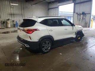 2021 Kia Seltos S z VIN KNDEUCAAXM7169264, wystawiony jako Copart lot #57122775 z przebiegiem 100 187 mil mil oraz Szkody całkowita. Historia ofert i sprzedaży dostępna na DreamBid. Obrazek 3.