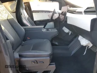 2024 Tesla Cybertruck Cyberbeast z VIN 7G2CEHEE3RA017028, wystawiony jako Copart lot #80123944 z przebiegiem 4 335 mil mil oraz Szkoda całkowita • Salvage title. Historia ofert i sprzedaży dostępna na DreamBid. Obrazek 7.