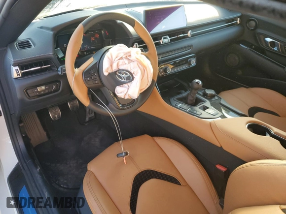 2024 Toyota Supra 3.0 z VIN WZ1DB0G07RW068079, wystawiony jako Copart lot #83999094 z przebiegiem 387 mil mil oraz Szkoda całkowita • Salvage title. Historia ofert i sprzedaży dostępna na DreamBid. Obrazek 8.