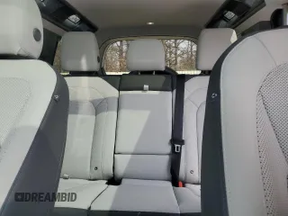 2025 Land Rover Defender S z VIN SALEJ7EX0S2362914, wystawiony jako Copart lot #53817645 z przebiegiem 3 906 mil mil oraz Szkoda całkowita • Salvage title. Historia ofert i sprzedaży dostępna na DreamBid. Obrazek 10.