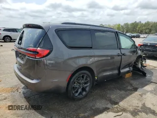 2022 Chrysler Pacifica Touring L with VIN 2C4RC1BG8NR152314, listed as a Copart auction lot 50923955 with 32,893 mi miles and Salvage Title. Bid and sale history available at DreamBid. Image 3.