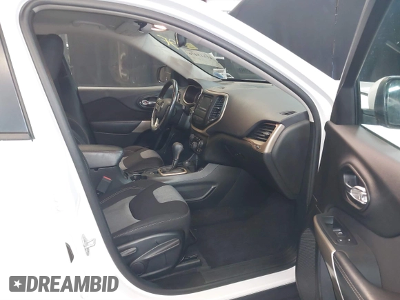 2018 Jeep Cherokee Latitude z VIN 1C4PJMCX0JD505901, wystawiony jako IAAI lot #41615476 z przebiegiem 106 873 mil mil oraz . Historia ofert i sprzedaży dostępna na DreamBid. Obrazek 5.
