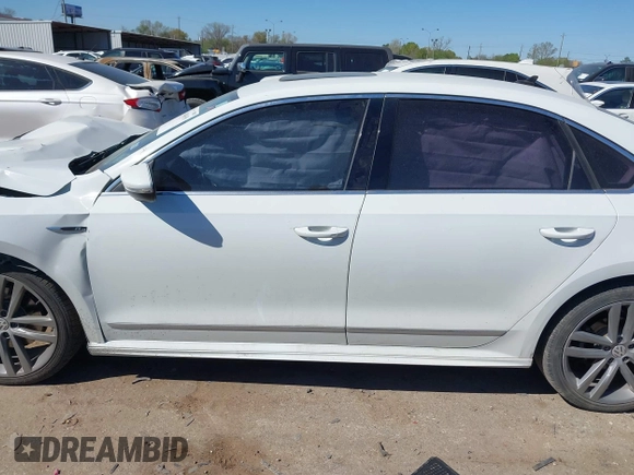 2019 Volkswagen Passat SE R-Line z VIN 1VWMA7A31KC000846, wystawiony jako IAAI lot #41840659 z przebiegiem 70 486 mil mil oraz . Historia ofert i sprzedaży dostępna na DreamBid. Obrazek 15.