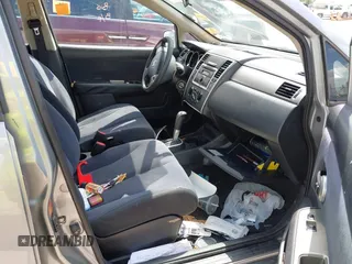 2009 Nissan Versa S z VIN 3N1BC13E79L500110, wystawiony jako IAAI lot #42128174 z przebiegiem 129 742 mil mil oraz . Historia ofert i sprzedaży dostępna na DreamBid. Obrazek 5.