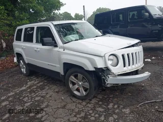 2015 Jeep Patriot High Altitude z VIN 1C4NJPFA3FD240561, wystawiony jako IAAI lot #42356595 z przebiegiem 89 799 mil mil oraz . Historia ofert i sprzedaży dostępna na DreamBid. Obrazek 1.