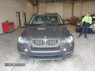 2013 BMW X5 xDrive35i z VIN 5UXZV4C54D0B21144, wystawiony jako IAAI lot #42304165 z przebiegiem 164 673 mil mil oraz . Historia ofert i sprzedaży dostępna na DreamBid. Obrazek 6.